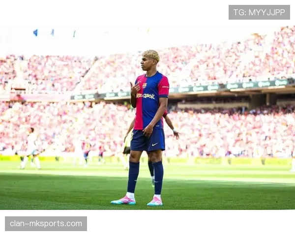 巴萨进攻体系过度依赖边路，中路创造力不足影响战术多样性