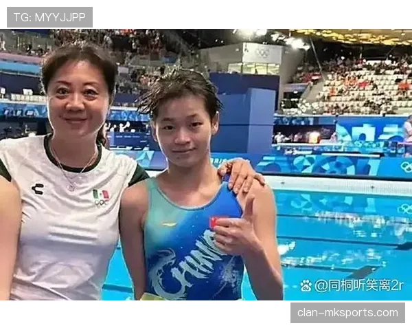 全红婵回家路上还在啃苹果，结果被拍到住的别墅带泳池